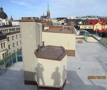 Besiktning koppar på tak. Drottninggatan centrala Sthlm Maj 2023